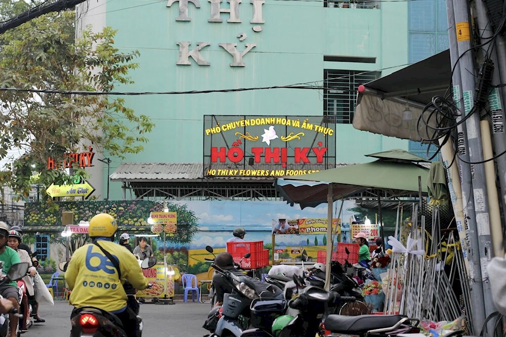 Ban đầu, khu phố này chuyên kinh doanh hoa tươi, chưa có phố ẩm thực